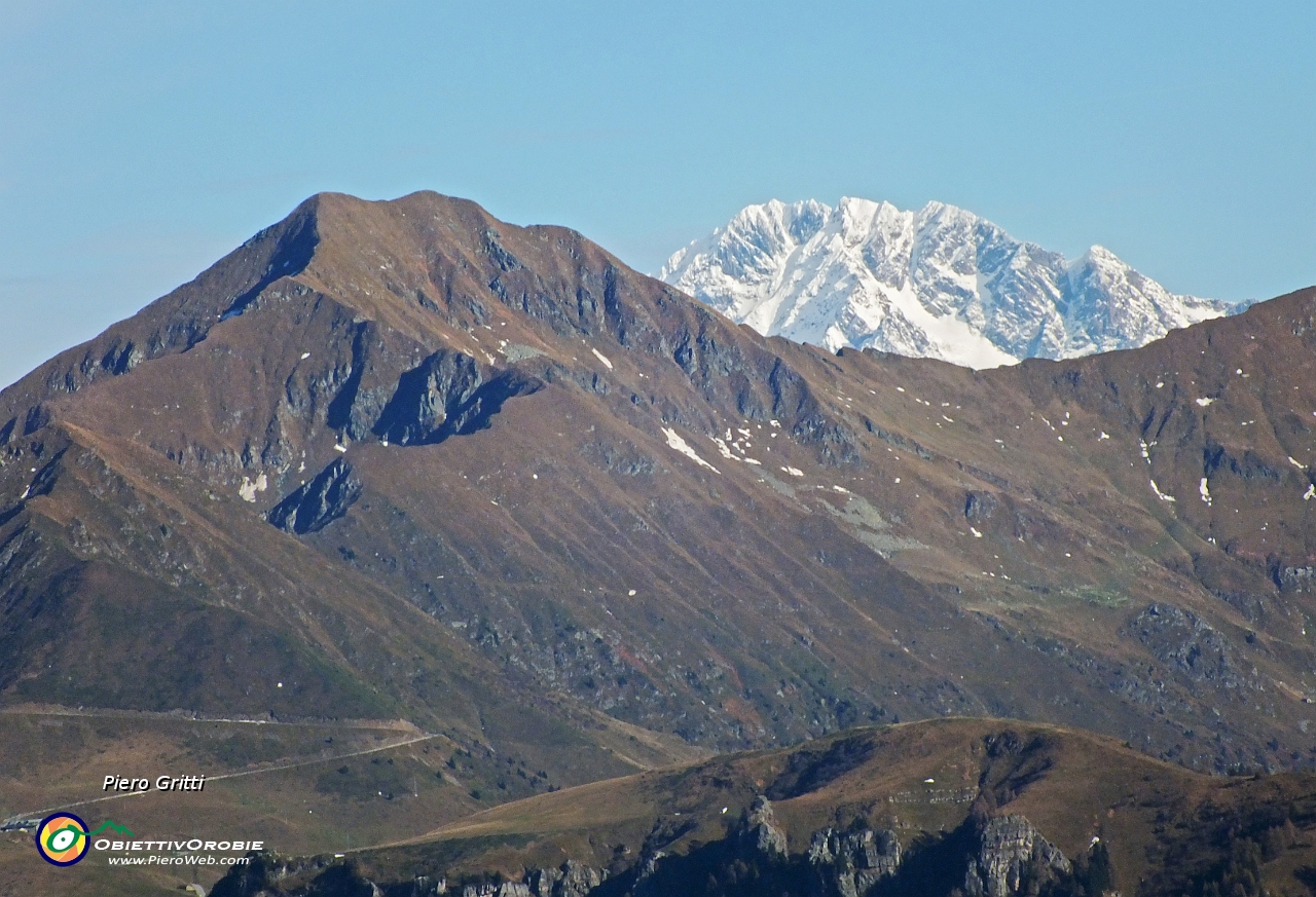 27 Zoom verso il Monte Disgrazia che spunta oltre il Monte Fioraro.JPG